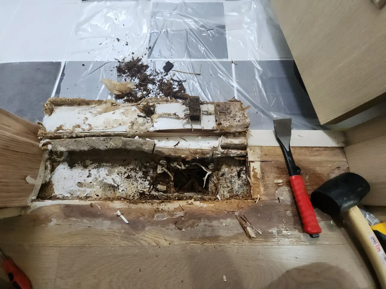 욕실문턱시공 전 문턱 하부 부식과 누수 흔적이 확인되는 현장 사진