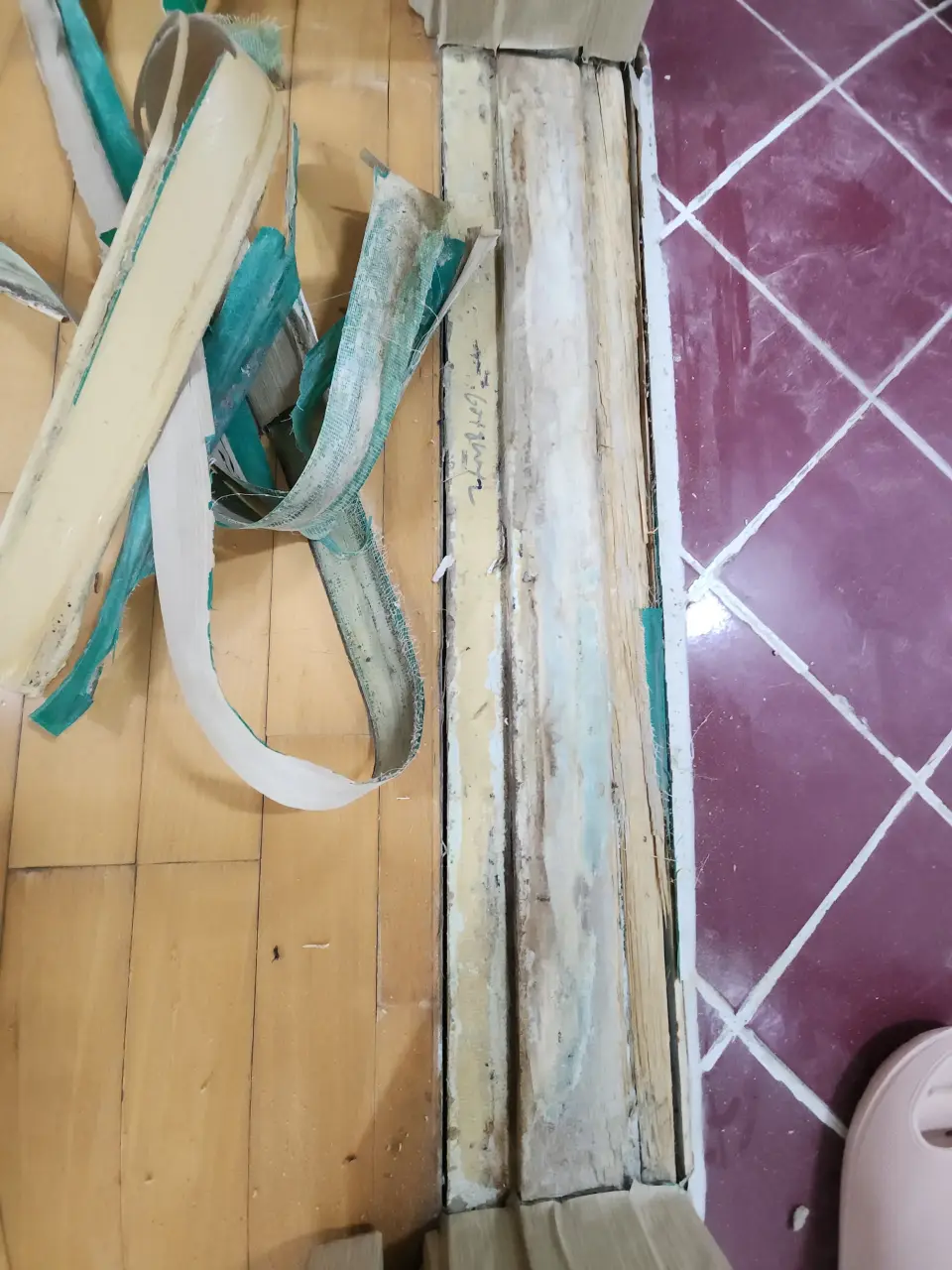 화장실문턱시공 중 배수 및 방수 작업 현장 사진
