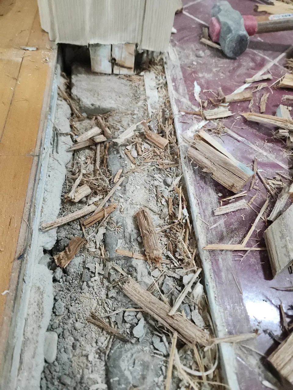 화장실문턱시공 완료 후 깔끔한 문턱 마감 사진